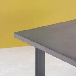 Neoh Table De Salle à Manger*Eternelle Table industrielle française en béton ciré pieds traîneau